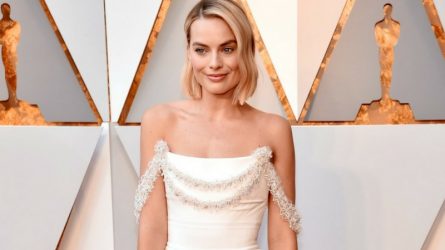 Nghệ nhân của Chanel mất 600 giờ tạo nên chiếc đầm Oscar cho diễn viên Margot Robbie