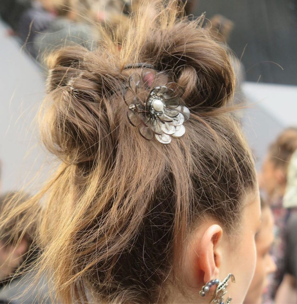 cách búi tóc messy bun 5