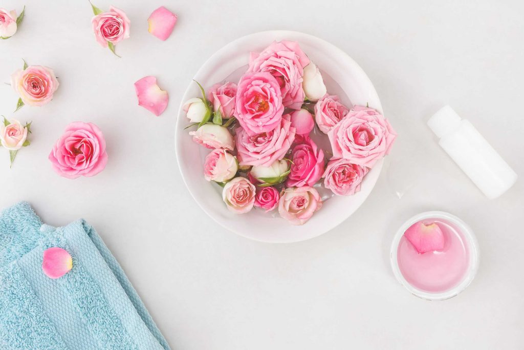 10 cách dùng nước hoa hồng đánh thức làn da tươi trẻ