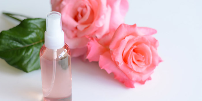 Đánh thức làn da tươi trẻ với 10 cách dùng nước hoa hồng