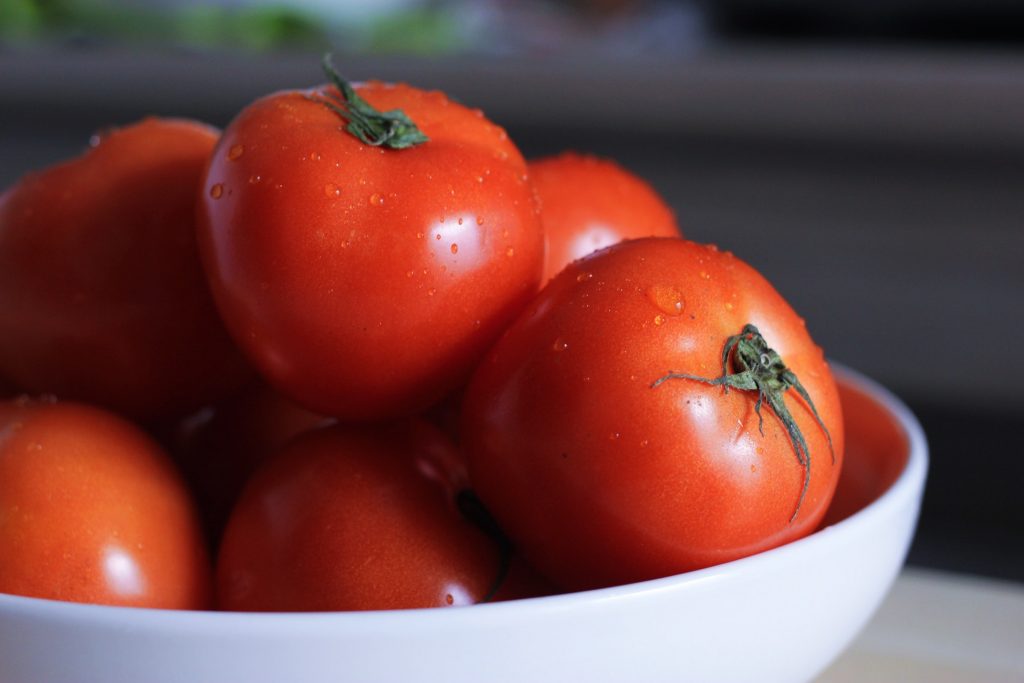 Cách trị thâm mụn với cà chua