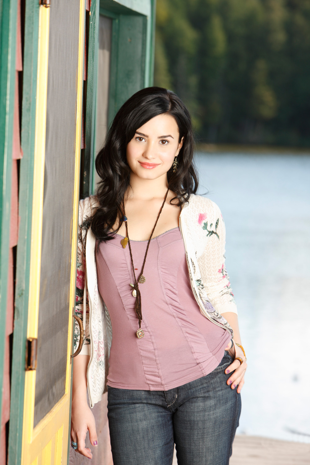 Phong cách thời trang tuổi teen của Demi Lovato là những trang phục nhẹ nhàng như áo 2 dây, quần jeans đơn giản không quá nổi bật.