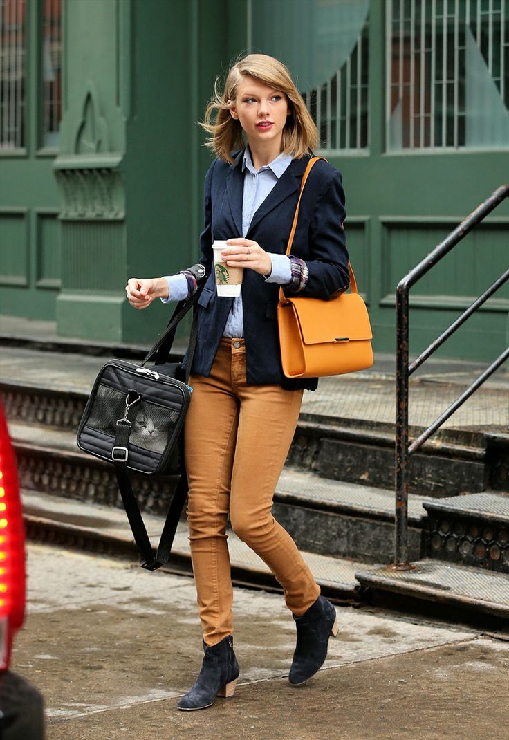 Style cổ điển nhất là sơ mi + quần kaki + chiếc blazer + boot thấp cổ cùng chiếc túi đơn giản là công thức tối giản của phong cách công sở.