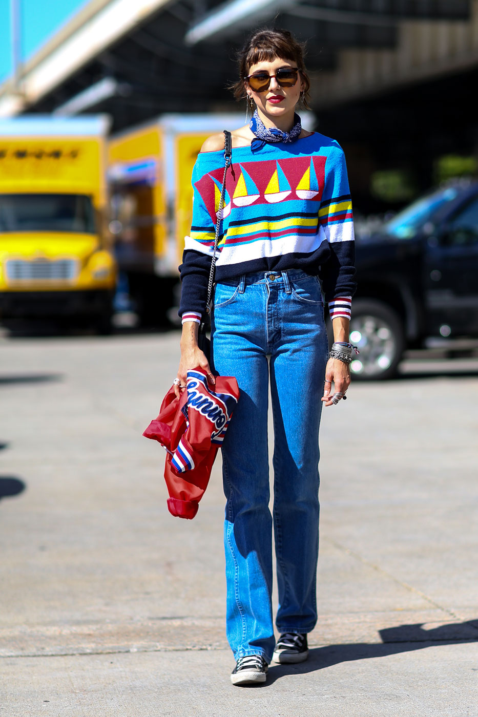 Denim lưng cao và áo nhiều màu? Xin chào phong cách 80s sôi động!
