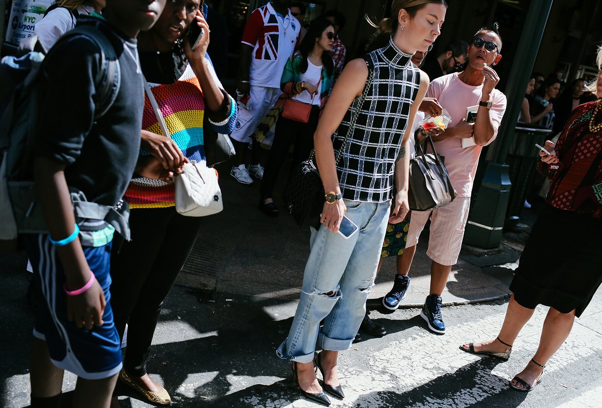 Quần jeans xé rách