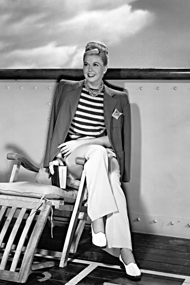 Doris Day với phong cách thời trang thủy thủ trên phim trường bộ phim 
