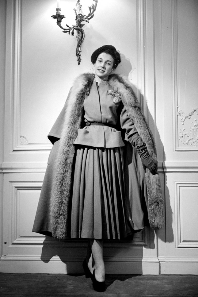 Một người mẫu của nhà mốt Christian Dior, 1947.