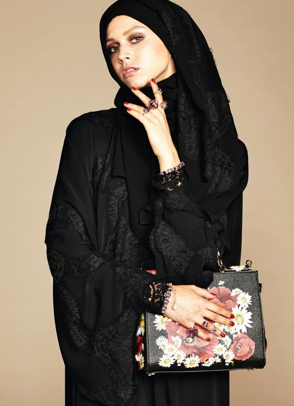 D&G muốn tô điểm cho phái đẹp những chiếc túi xách hài hòa và bộ trang sức đá quý lộng lẫy mà trước nay họ chưa hề thử qua.