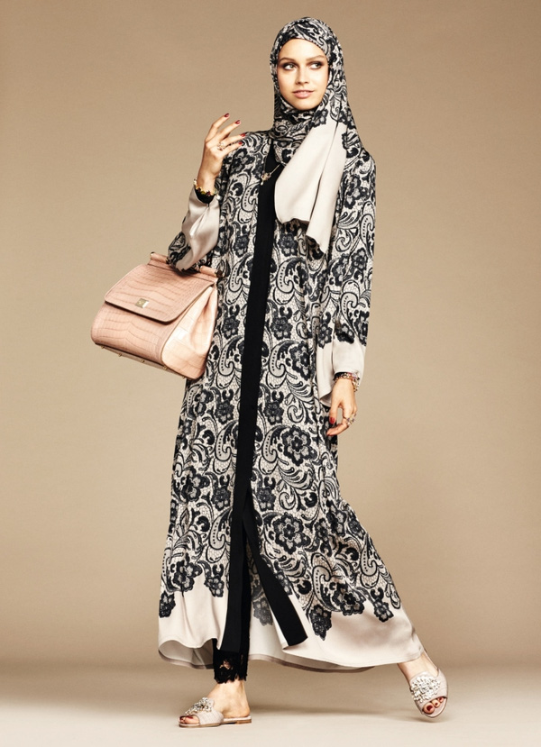 D&G muốn tô điểm cho phái đẹp những chiếc túi xách hài hòa và bộ trang sức đá quý lộng lẫy mà trước nay họ chưa hề thử qua.