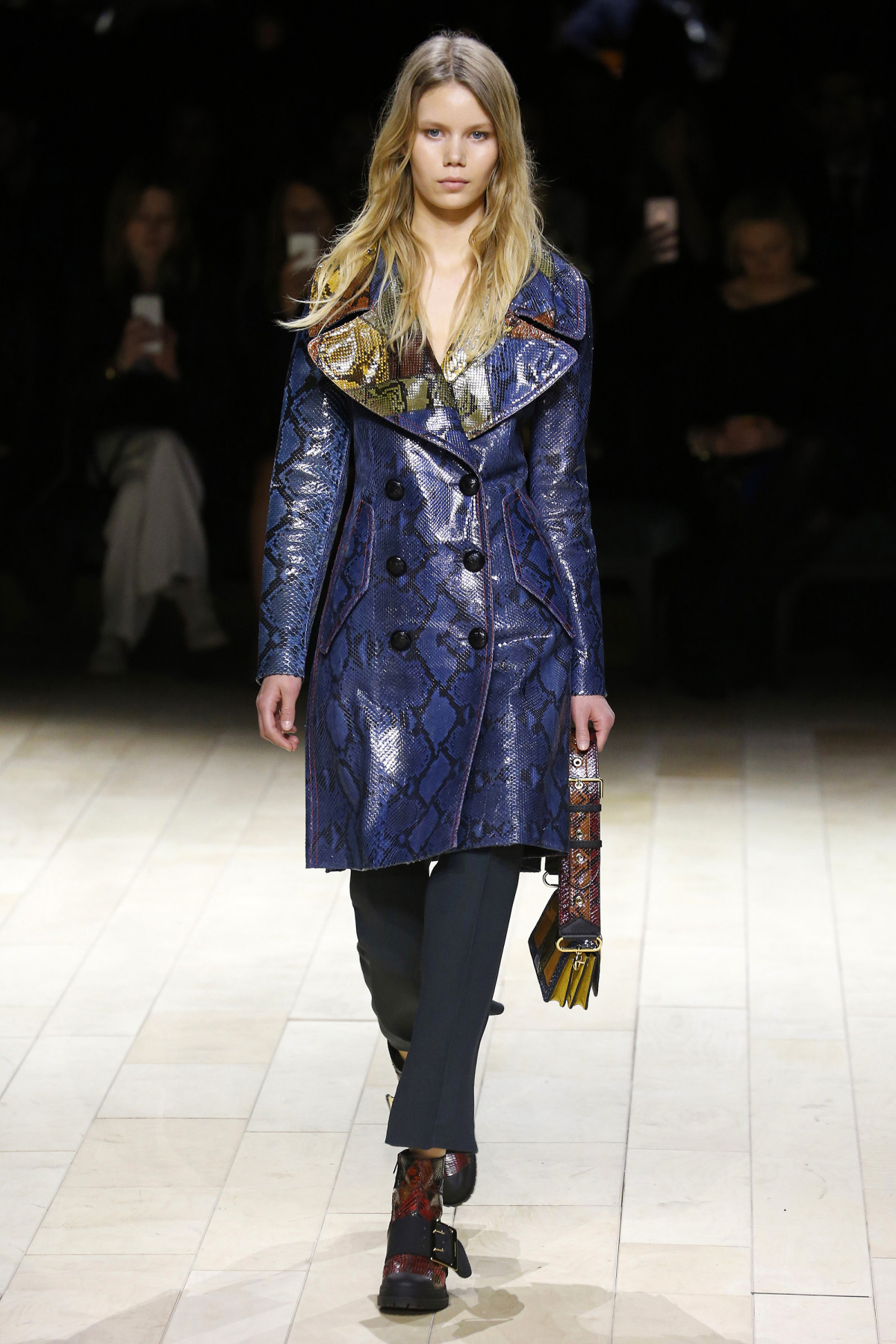 Một số mẫu ấn tượng trong BST Thu-Đông của Burberry London Fashion Week 2016