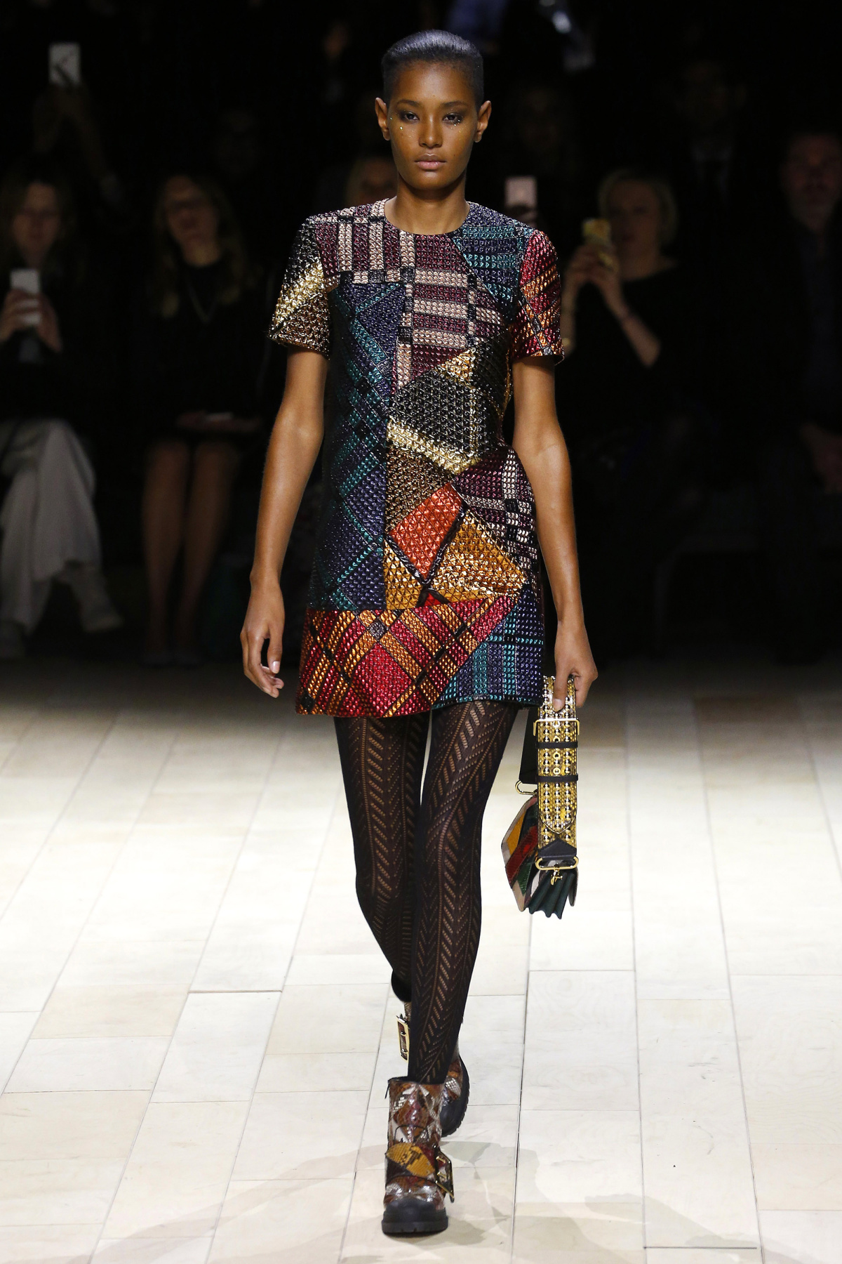 Một số mẫu ấn tượng trong BST Thu-Đông của Burberry London Fashion Week 2016