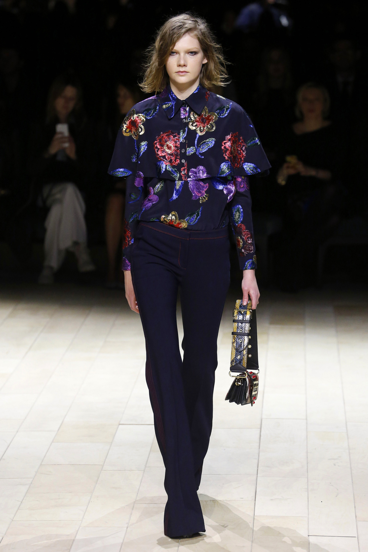 Một số mẫu ấn tượng trong BST Thu-Đông của Burberry London Fashion Week 2016
