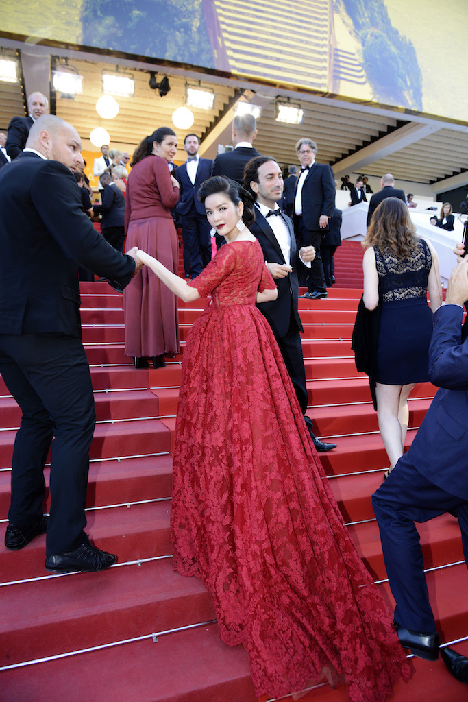 Lý Nhã Kỳ nổi bật với sắc đỏ cổ điển tại Cannes 2016 22