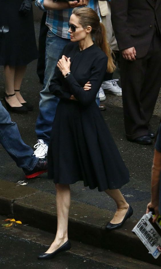 Phong cách thời trang tuổi 40 của Angelina Jolie - ellevn