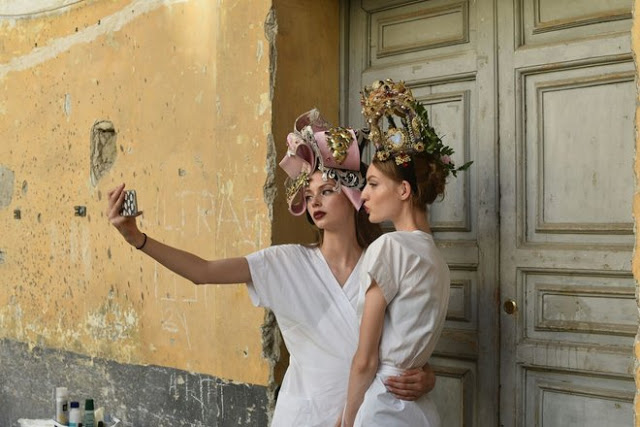 Sân khấu trình diễn Dolce Gabbana qua các thời kỳ Ellevn