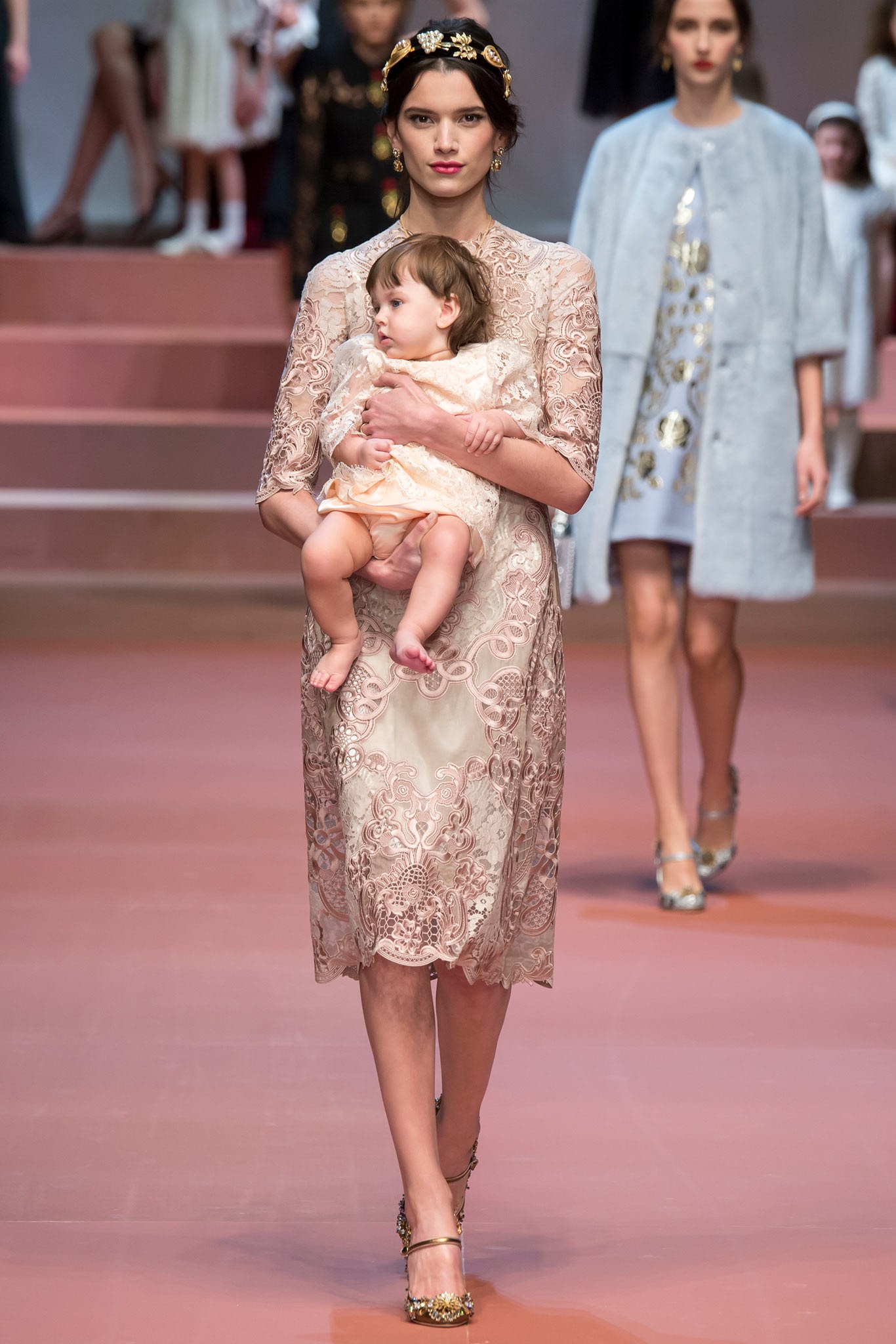 Bộ sưu tập Dolce&Gabbana Thu Đông 2015 Ellevn