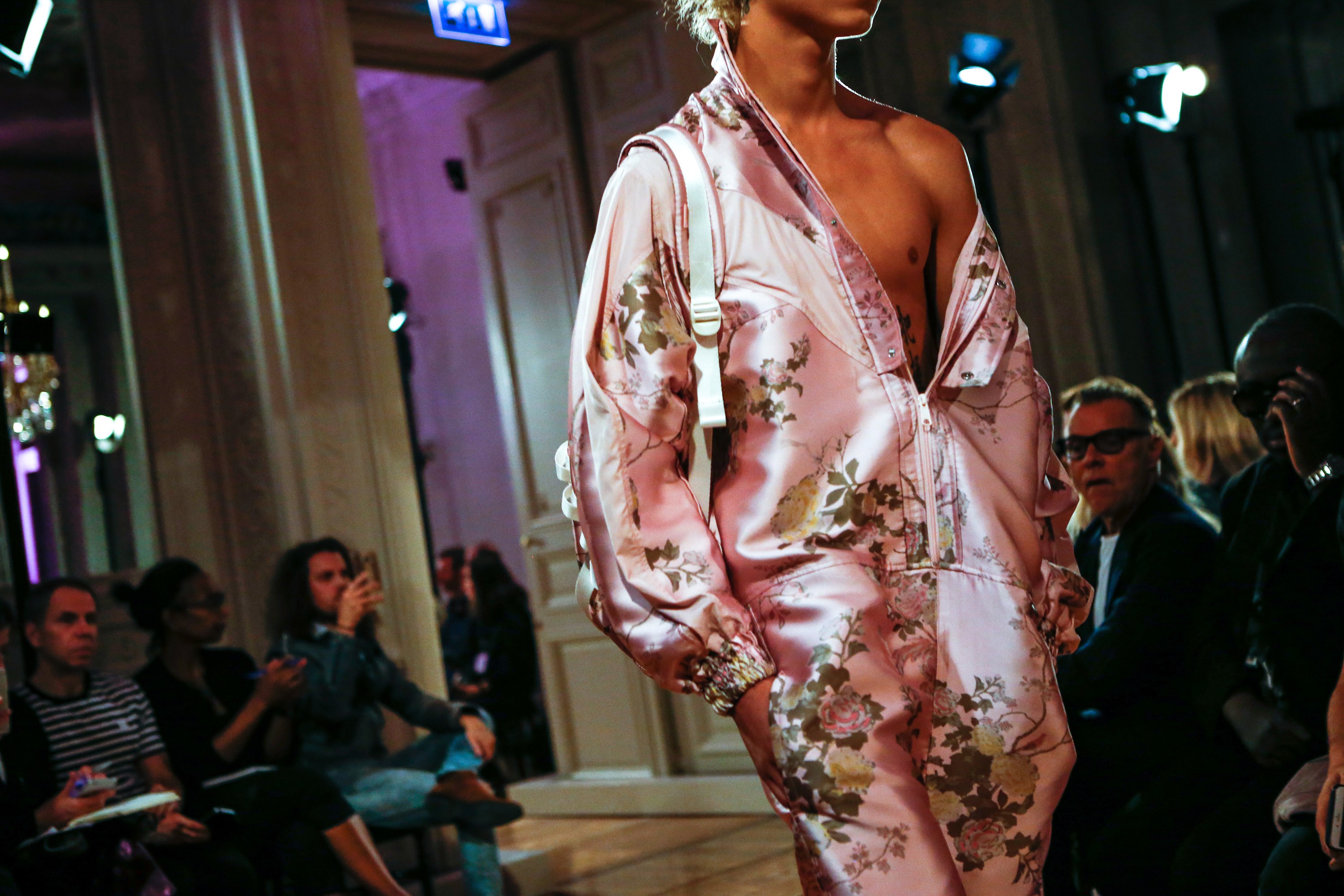 Kết thúc show diễn, Rihanna bước ra trong bộ cánh màu hồng từ đầu đến chân thu hút mọi ánh nhìn tại khán phòng kèm nụ cười rạng rỡ như khẳng định sự thành công của BST. .