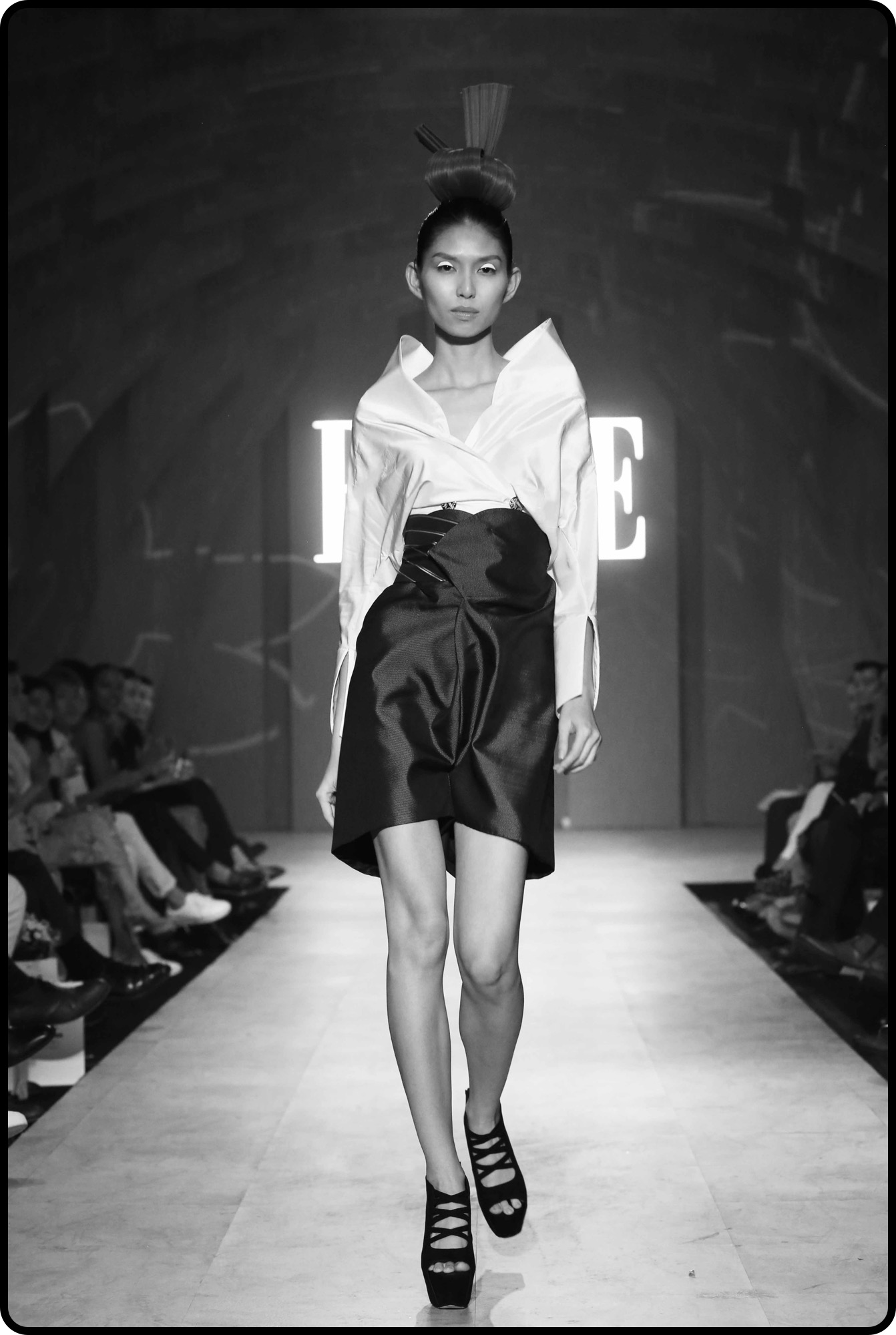 BST của NTK Nuchsuda tại ELLE Fashion Journey 2016