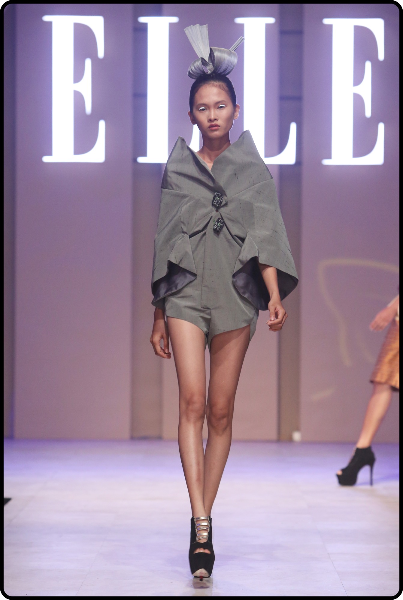 BST của NTK Nuchsuda tại ELLE Fashion Journey 2016