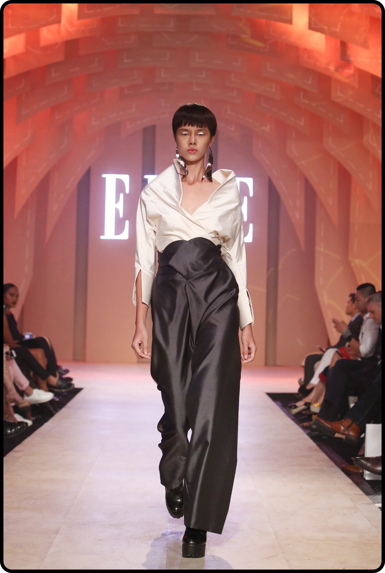 BST của NTK Nuchsuda tại ELLE Fashion Journey 2016
