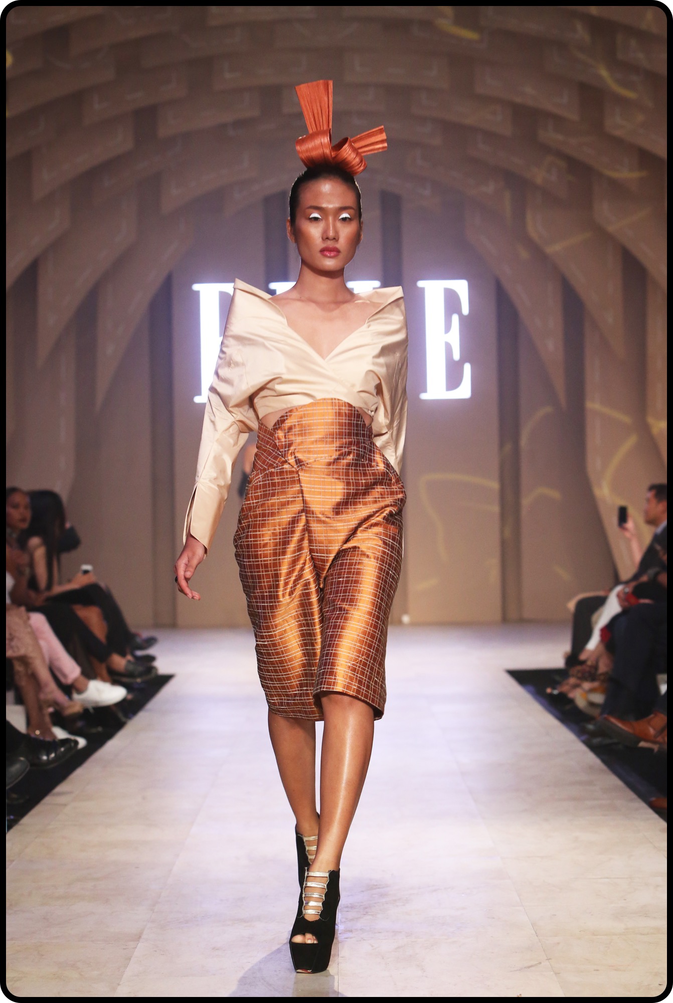 BST của NTK Nuchsuda tại ELLE Fashion Journey 2016