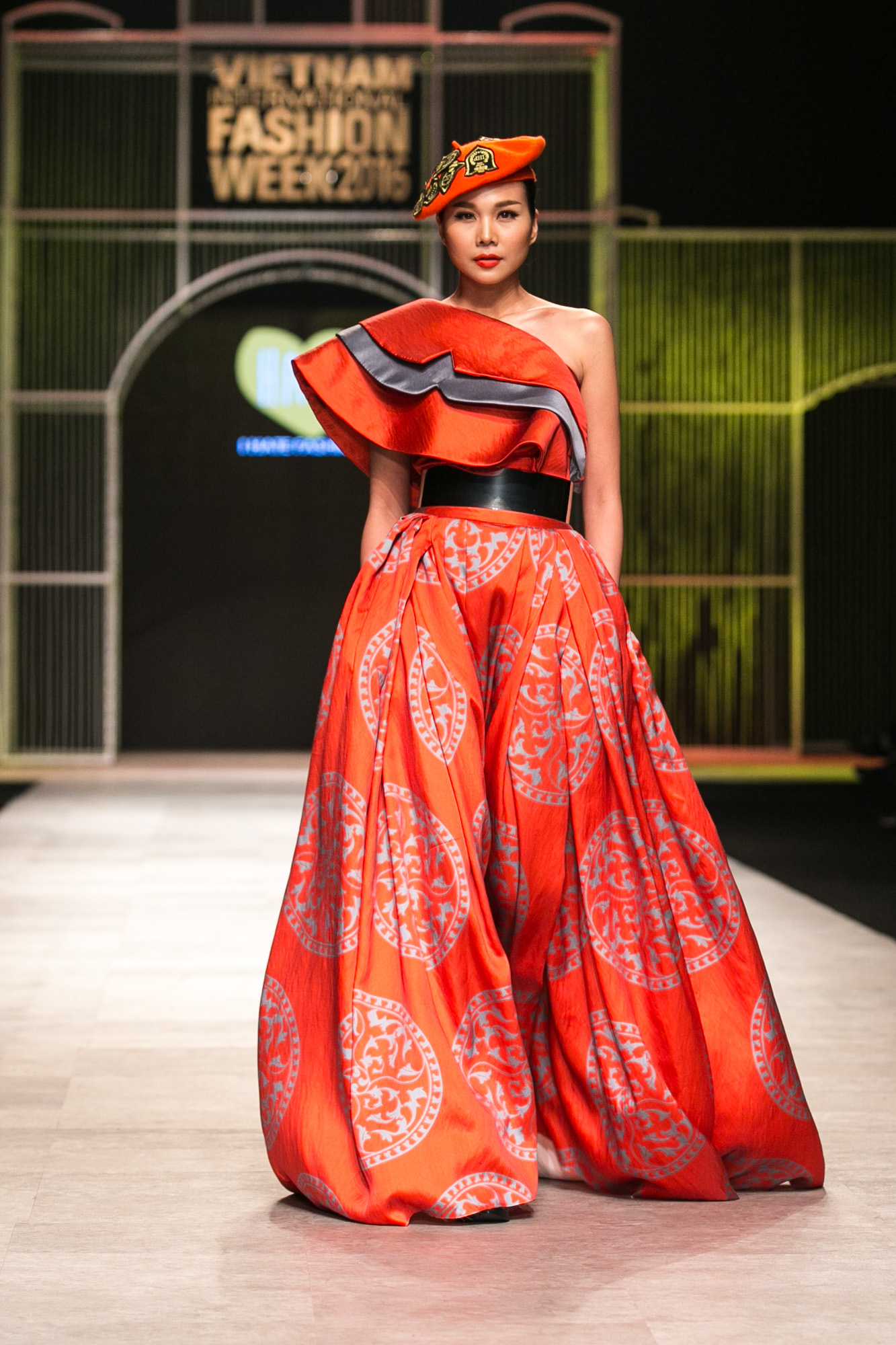 I HATE FASHION thả “Ký ức những mùa đông cũ kỹ” vào BST Thu-Đông 2016 tại VIFW - ELLE VN