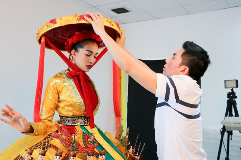 Lệ Hằng trong trang phục truyền thống