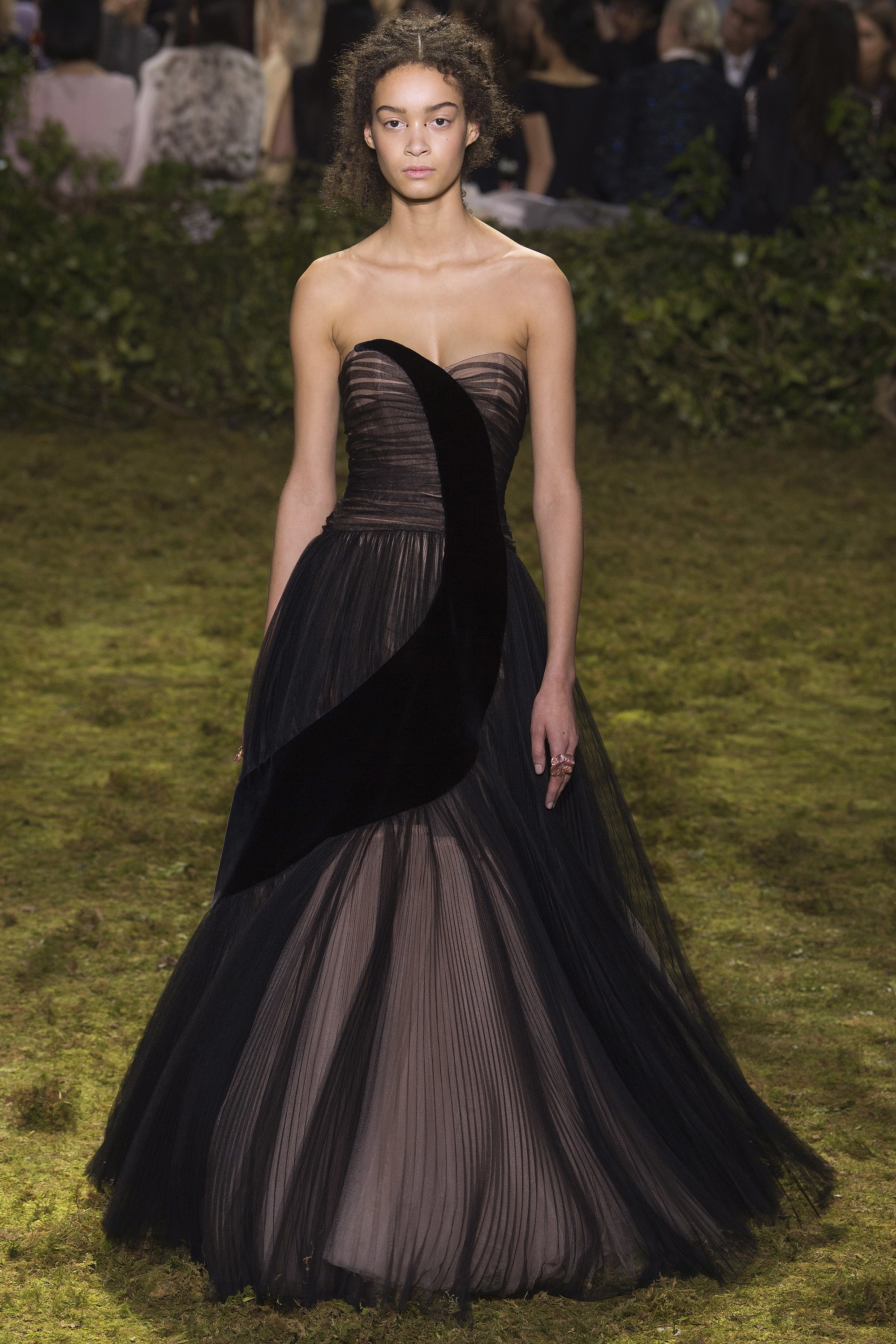 Những BST nổi bật tại tuần lễ Haute Couture Xuân-Hè 2017 - ELLE VN