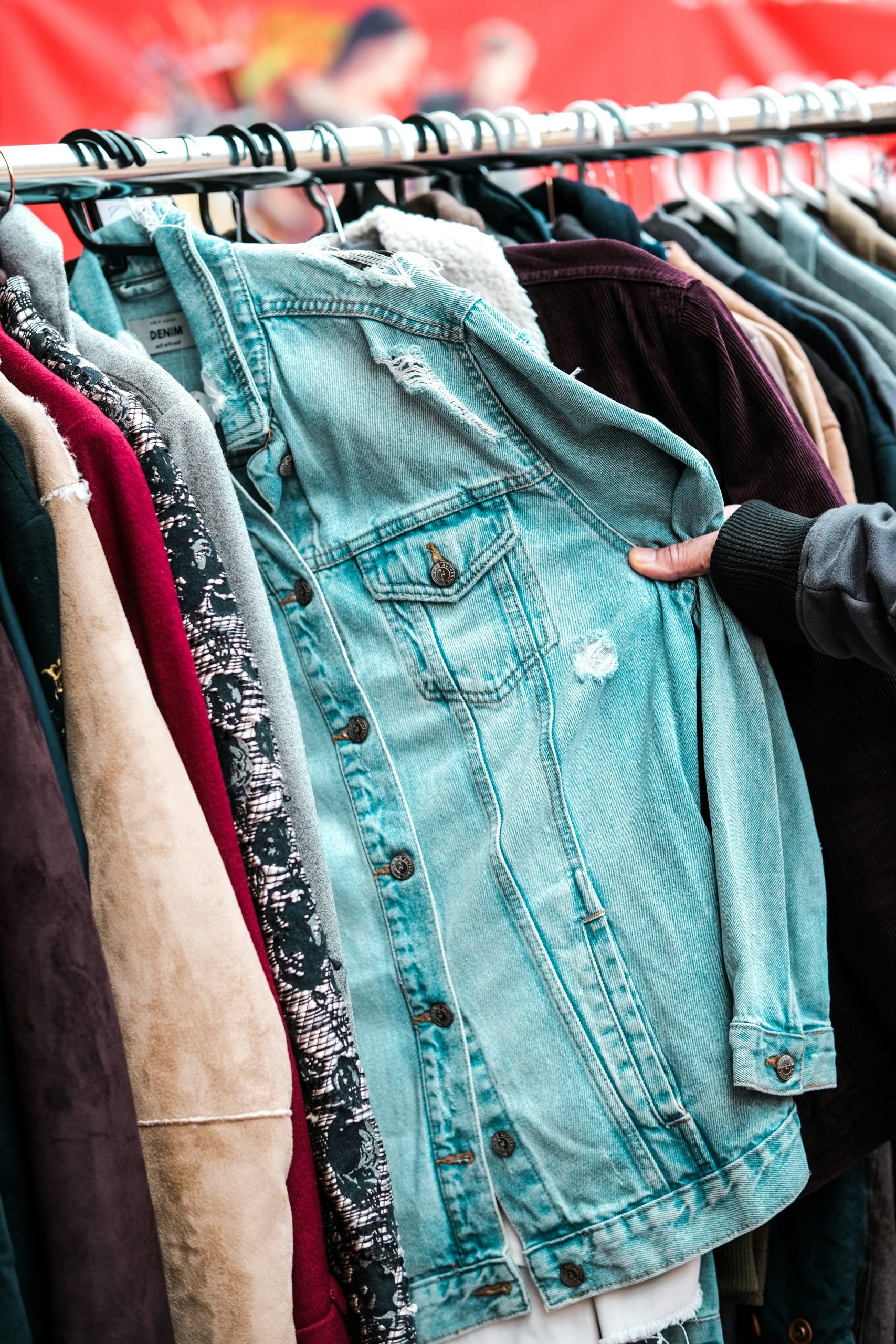 Một lựa chọn tuyệt vời khác là nghía qua các món vintage cổ điển, đồ cũ hoặc ký gửi còn tốt. Đó cũng là một trong các cách để ủng hộ thời trang bền vững và giảm lãng phí.
