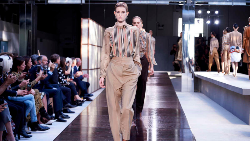 [LIVE 12:00 AM ngày 18/2] Burberry trình làng BST Thu - Đông 2019 tại London