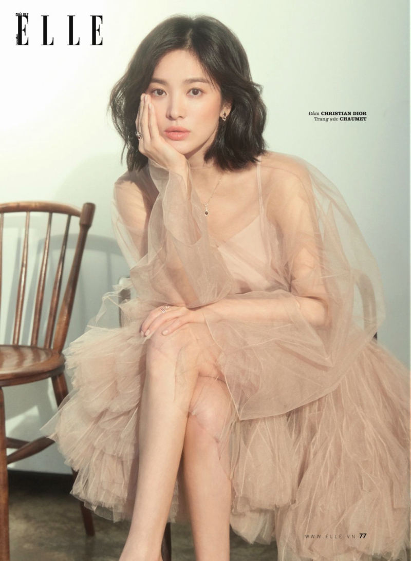 song hye kyo nhan sắc đỉnh cao khuất phục thời gian ngồi chống cằm áo lụa màu be feature ngang