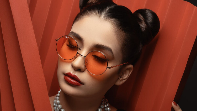 kiểu tóc - kính đỏ