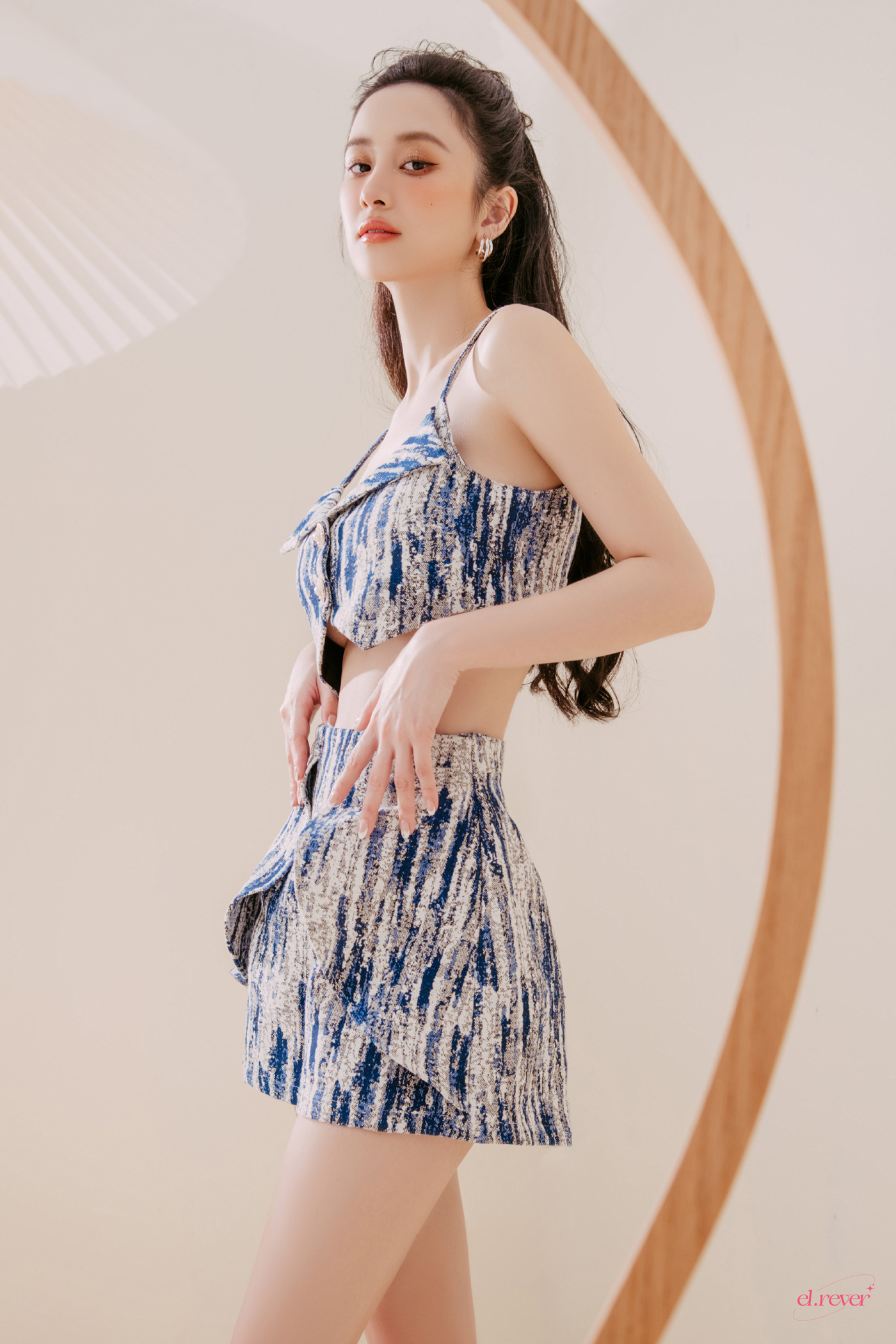 Jun Vũ mặc thiết kế của thương hiệu EL.Rêver