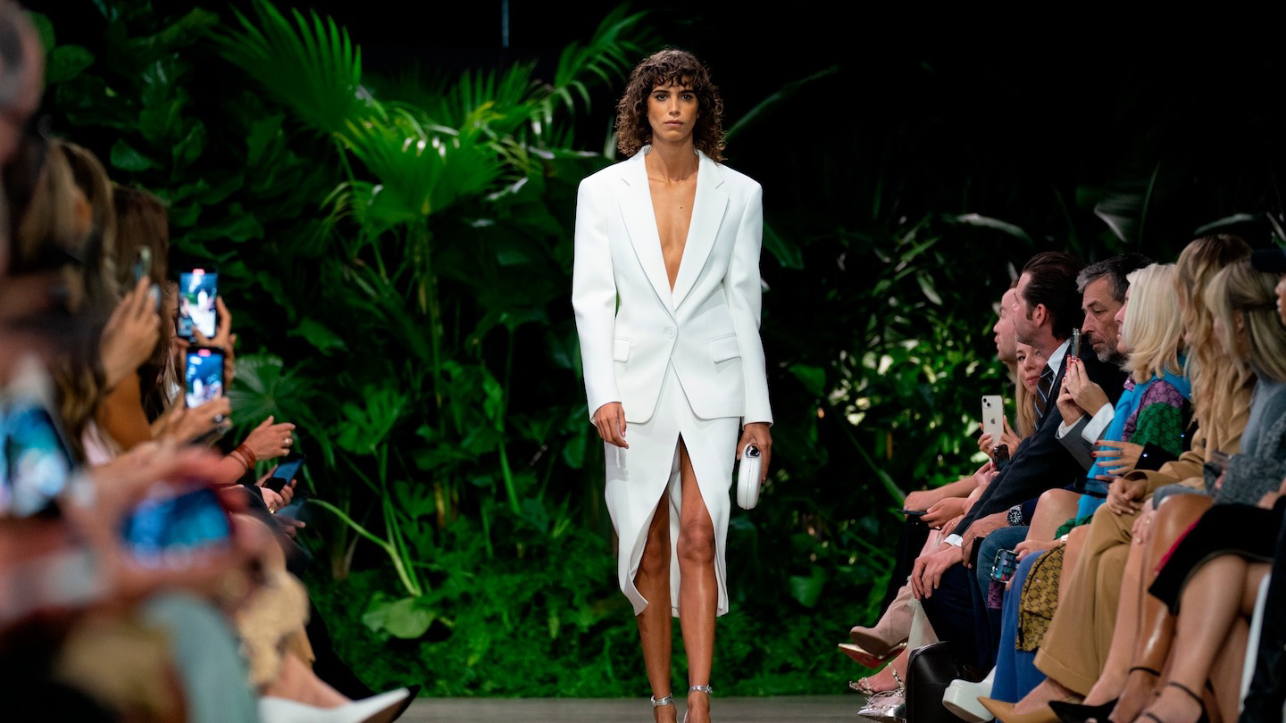 show diễn Michael Kors Xuân Hè 2023