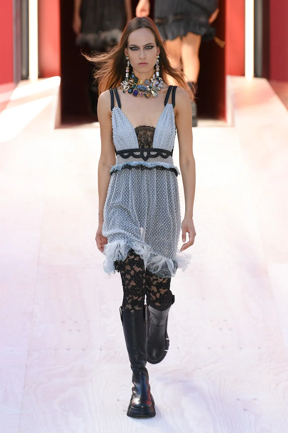 LV rtw xuân hè 2023 look 18