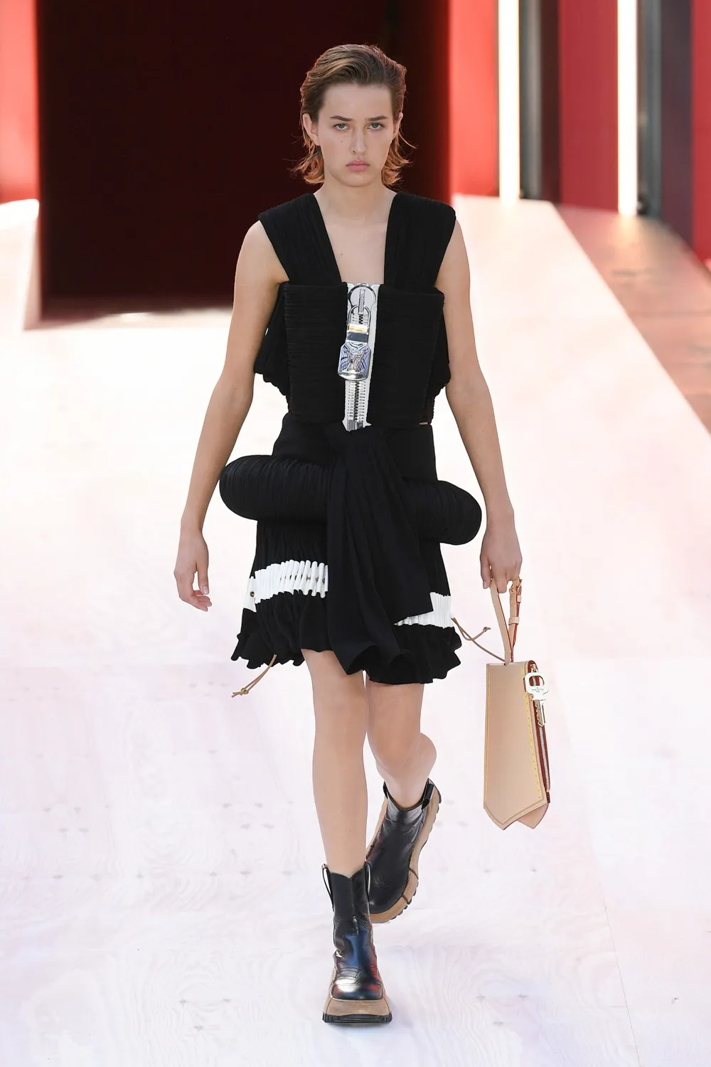 LV rtw xuân hè 2023 look 2