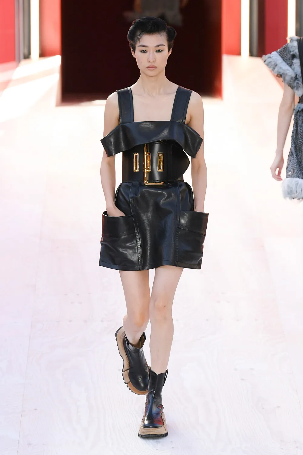 LV rtw xuân hè 2023 look 31