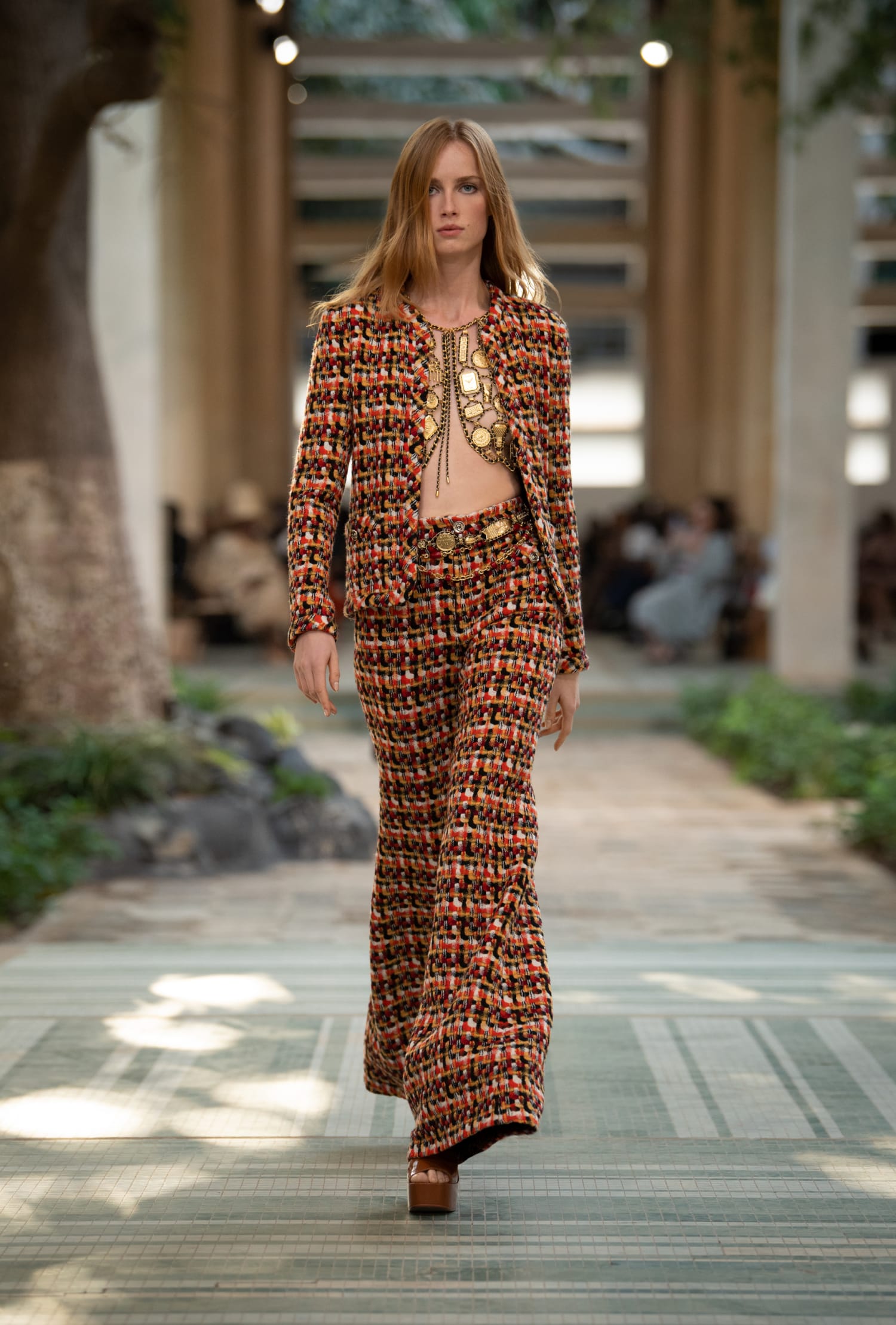 CHANEL Métiers d’art DAKAR 2022/23 look 2