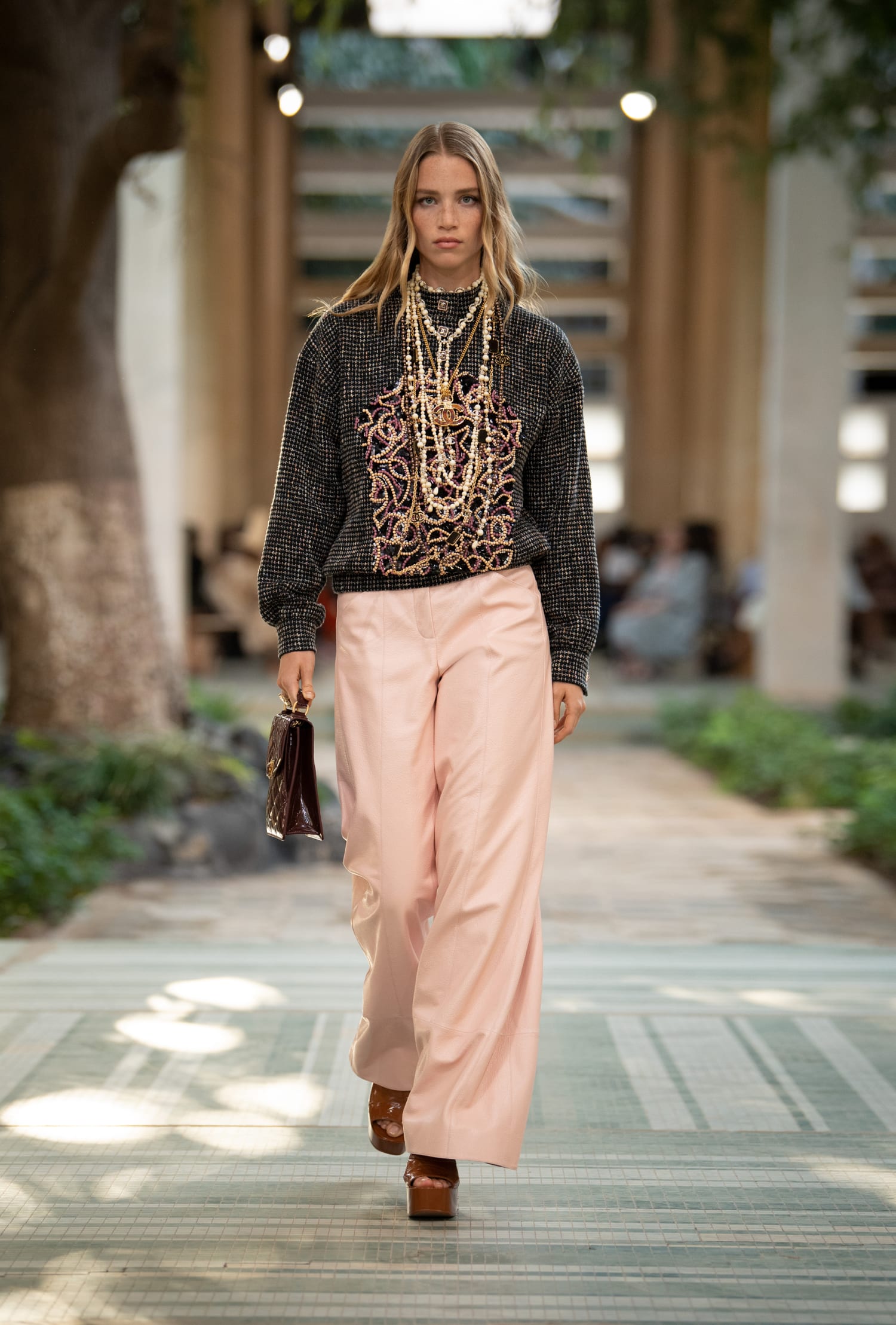 CHANEL Métiers d’art DAKAR 2022/23 look 8