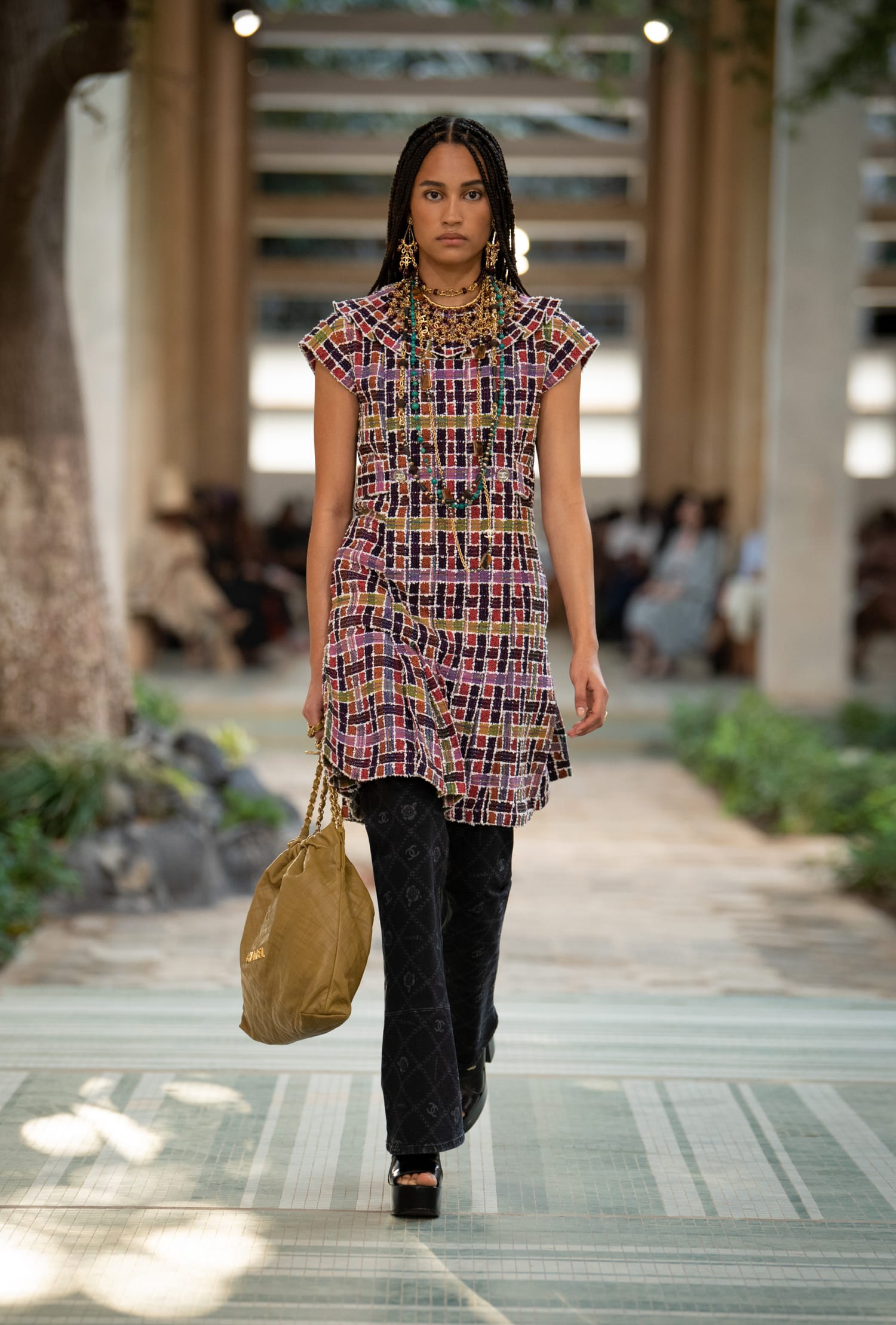 CHANEL Métiers d’art DAKAR 2022 23 look 32