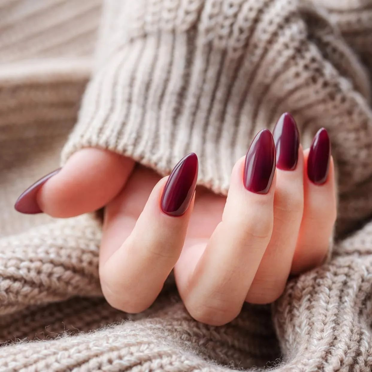 Màu nail đỏ mận giúp trắng da