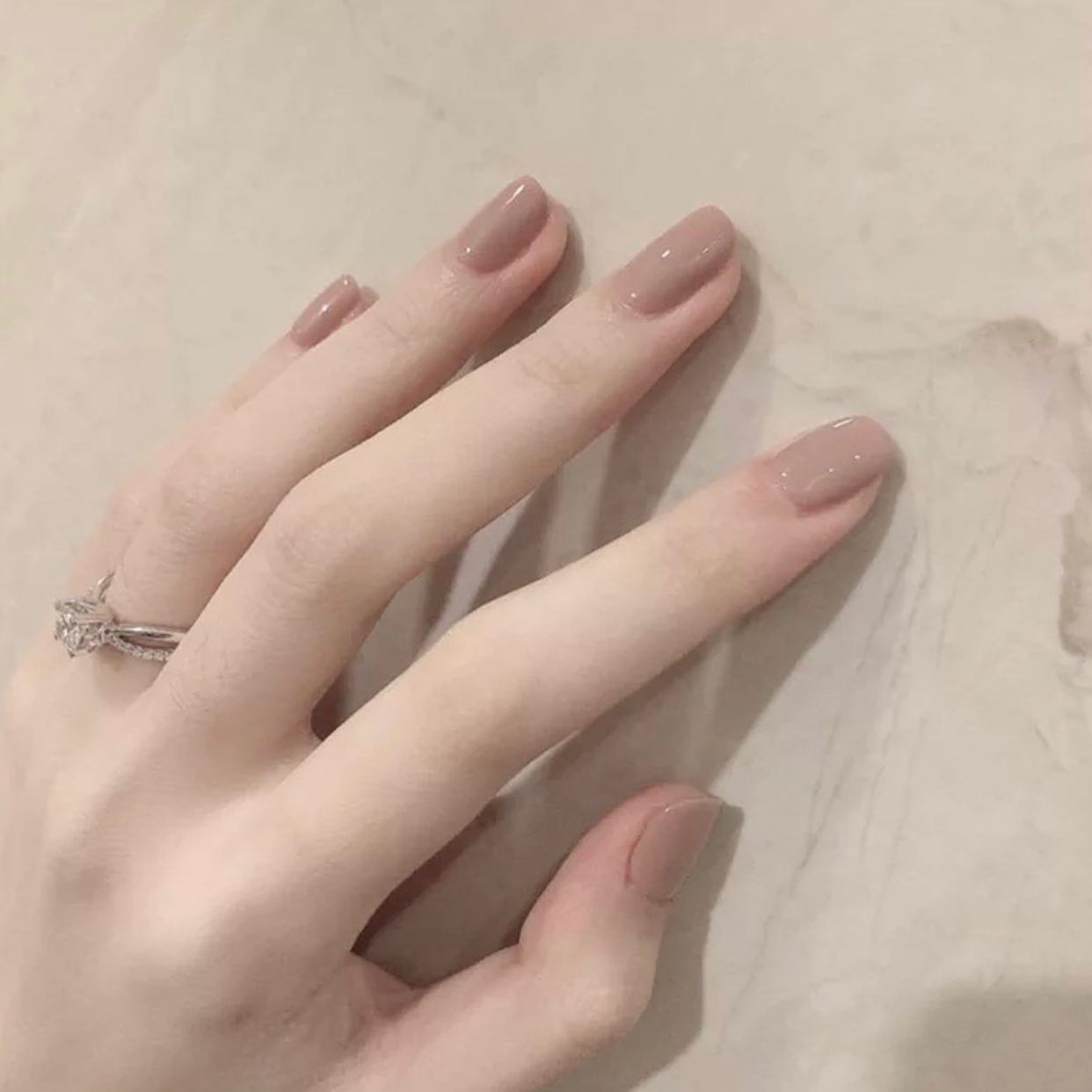 Nail màu nâu nude làm trắng da