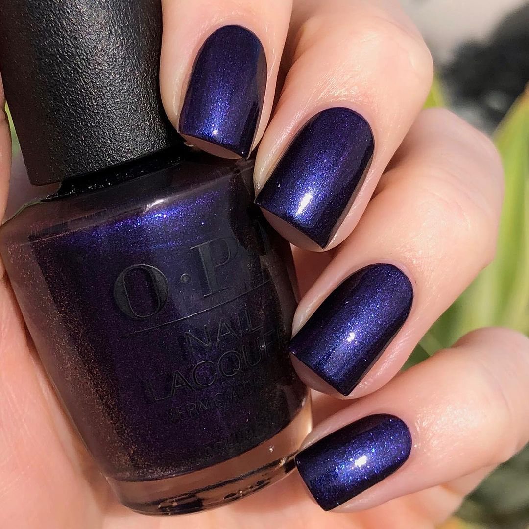 Màu nail navy giúp trắng da