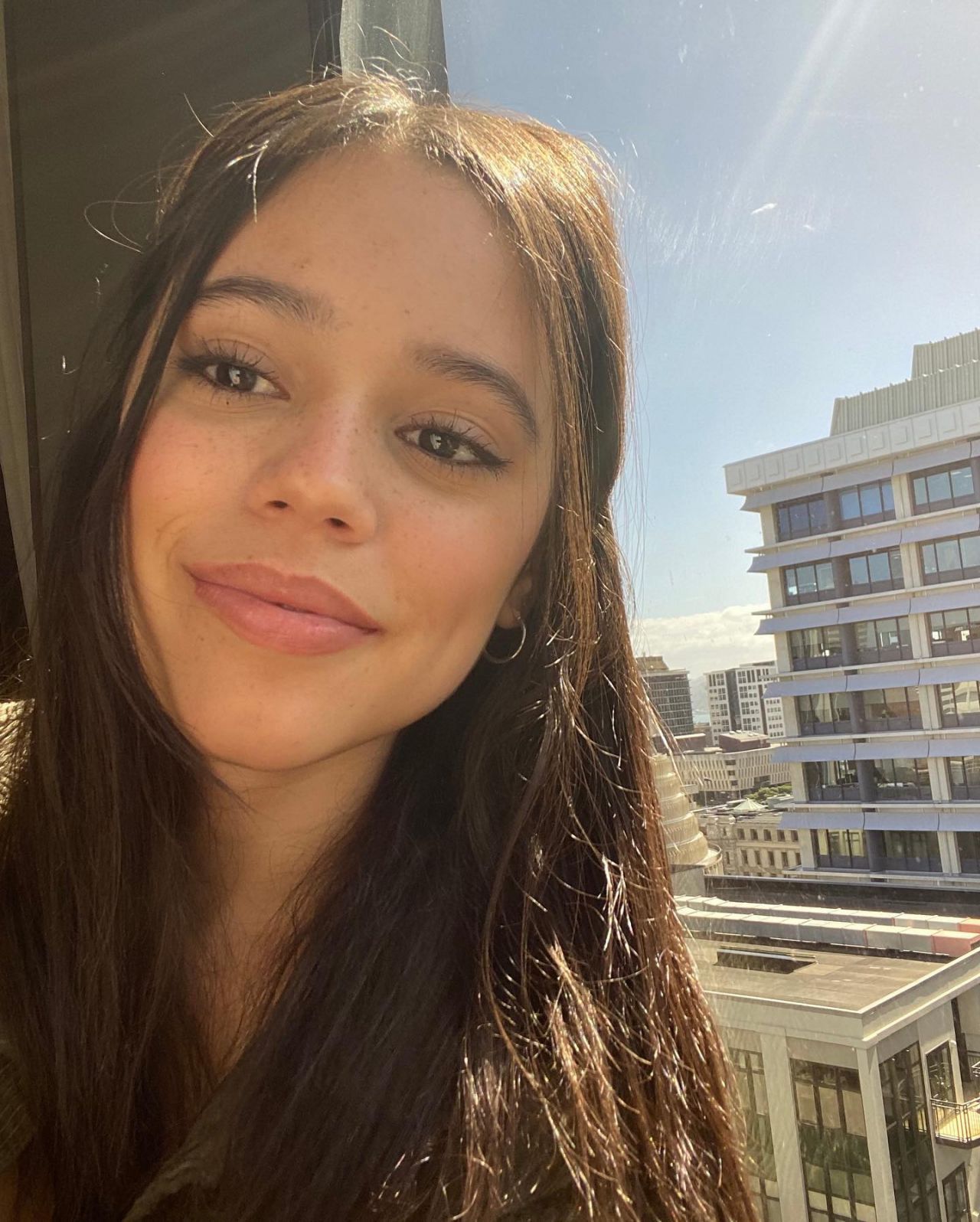 Jenna Ortega dùng kem chống nắng