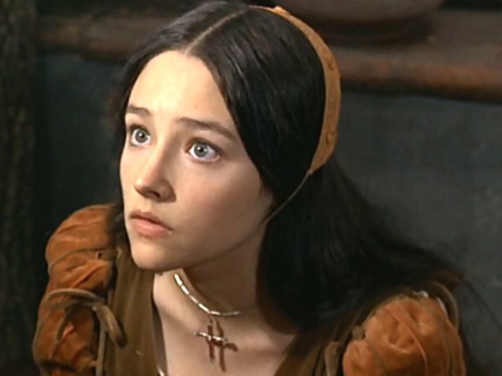 Olivia Hussey đóng tác phẩm khi mới 16 tuổi nhưng đã tỏa sáng trở thành minh tinh hàng đầu nước Anh đồng thời là một trong nhan sắc huyền thoại ở Hollywood thế kỷ 20