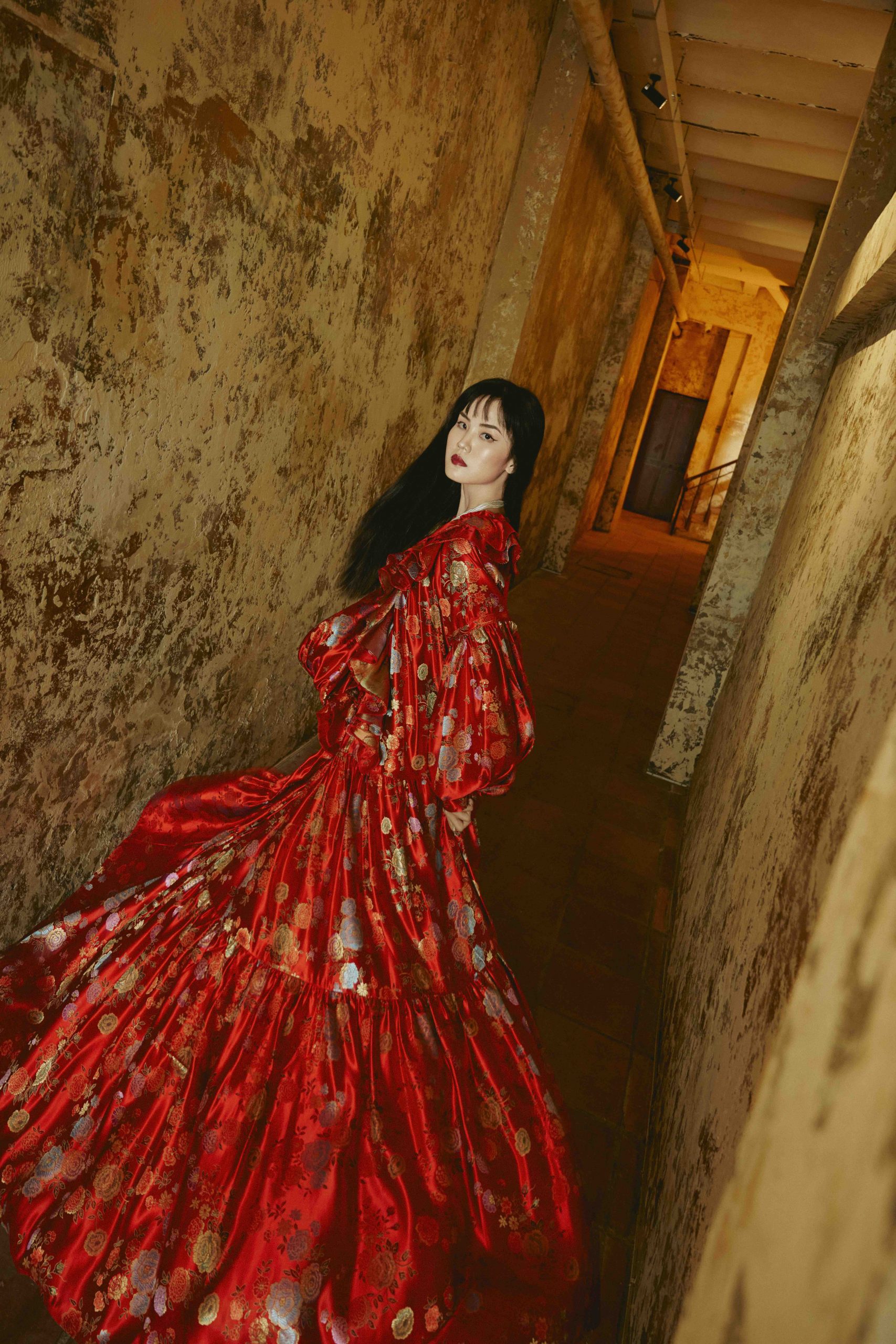 đầm đỏ gấm hoa trong BST Quiet Luxury 2023 Chu Fashion