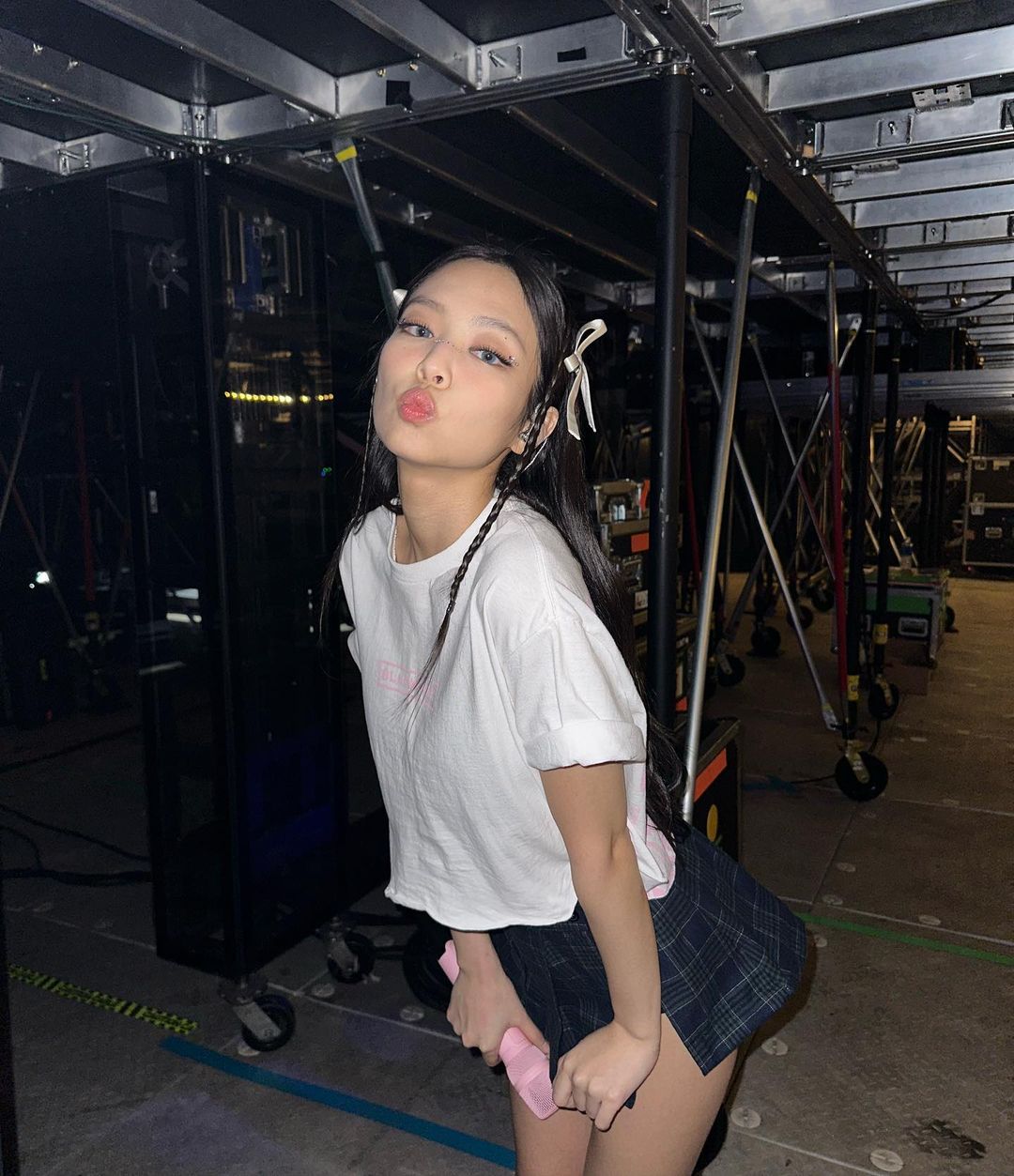 Jennie với tóc baby braids cùng ruy băng