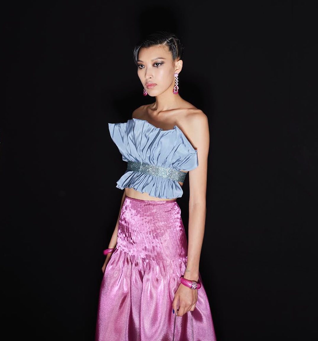 Dahan trong trang phục giorgioarmani
