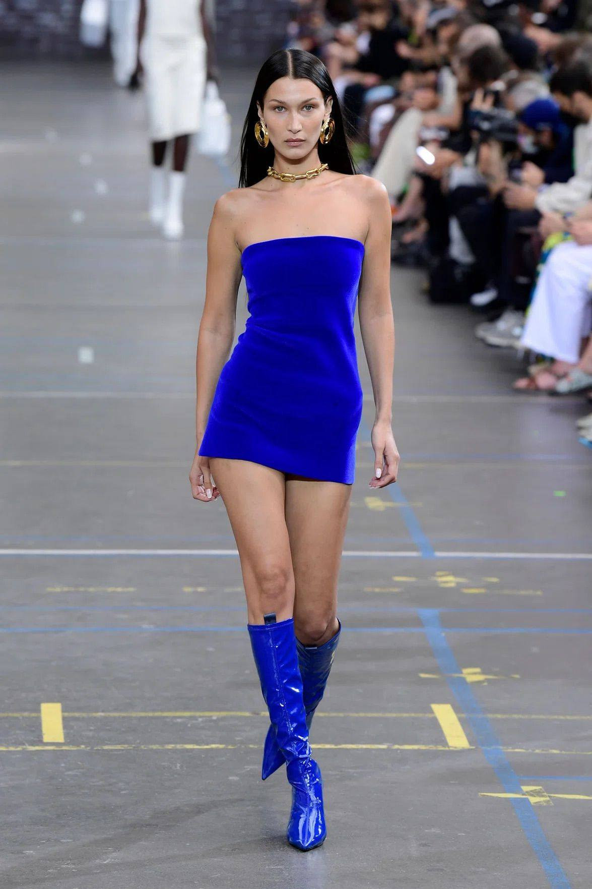 bella-hadid-mac-mau-may-man-tuoi-dau