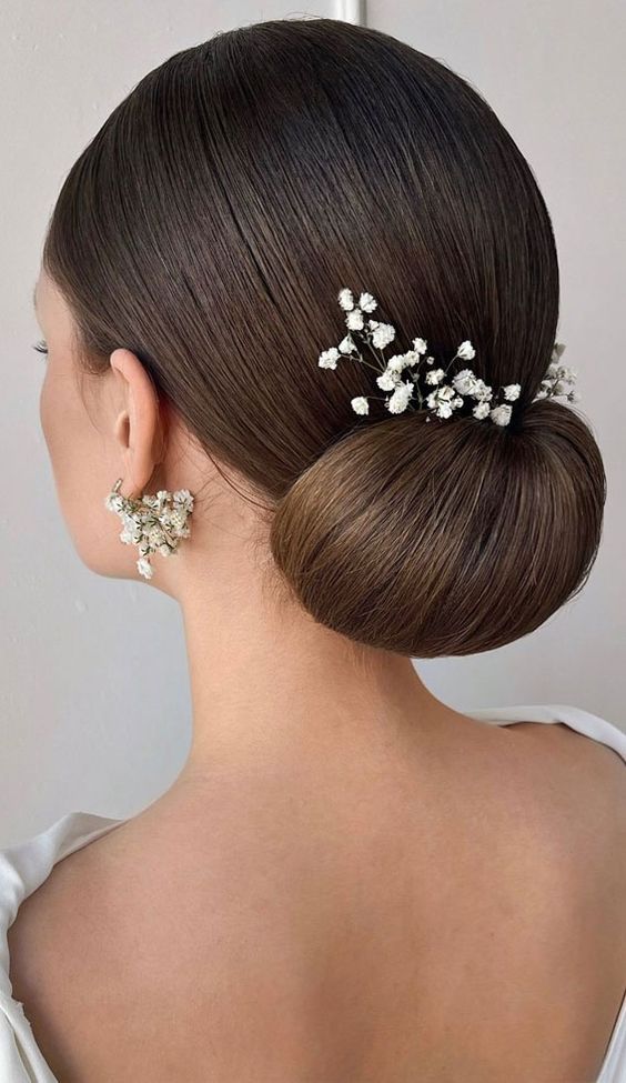 Sự đa dạng về màu sắc, kích thước khiến cho các nàng dễ dàng lựa chọn loại hoa cài phù hợp nhất với mình